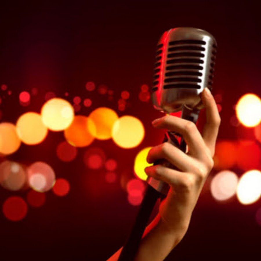 Девушка с микрофоном