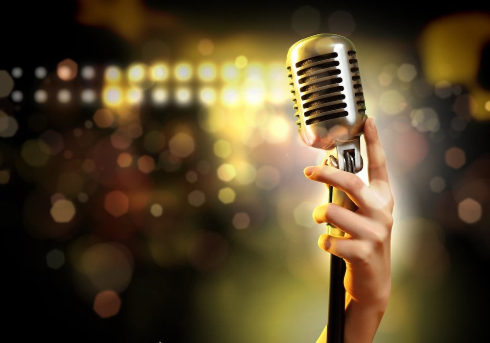 Рука с микрофоном