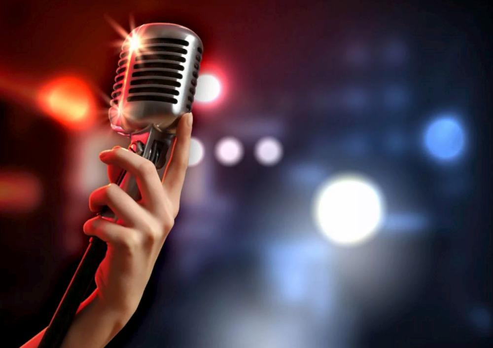 Рука с микрофоном