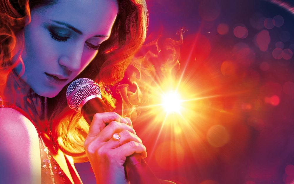 Девушка с микрофоном
