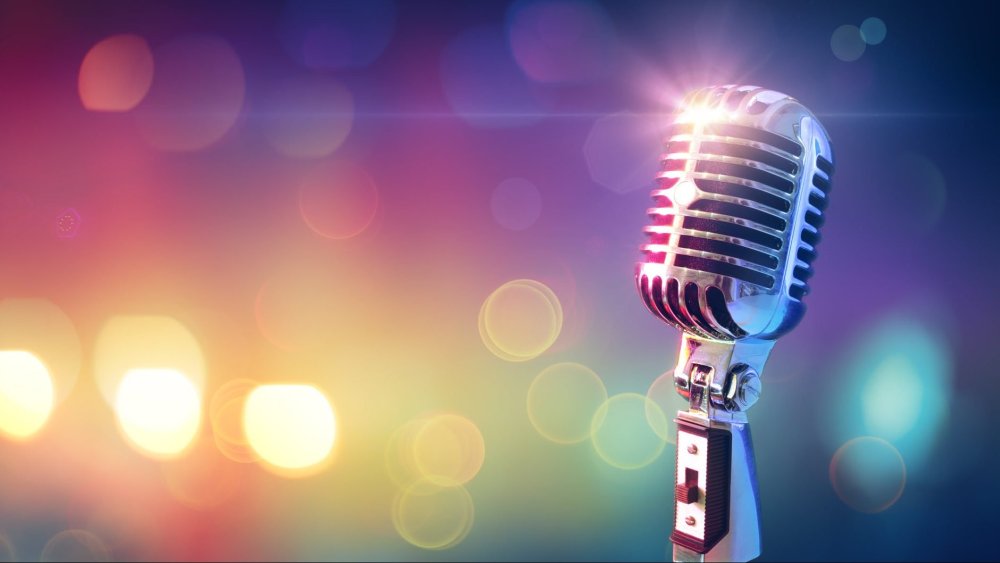 Афиша микрофон на фиолетовом фоне