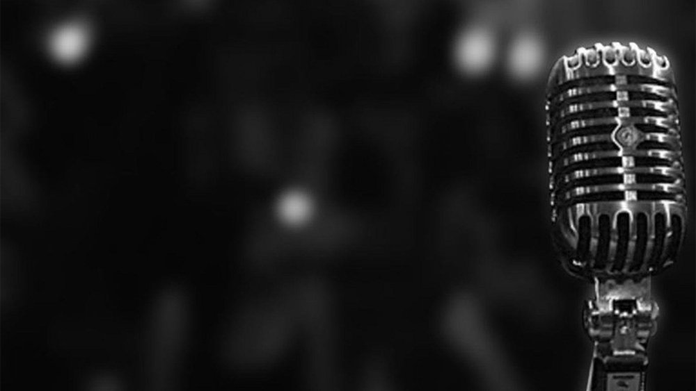 Микрофон на красивом фоне