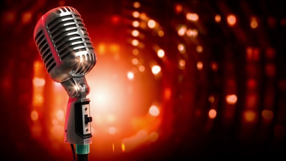 Микрофон на сцене