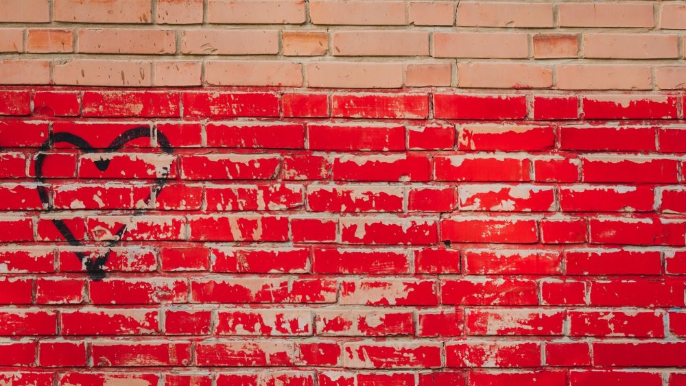 Кирпичная стена красного цвета