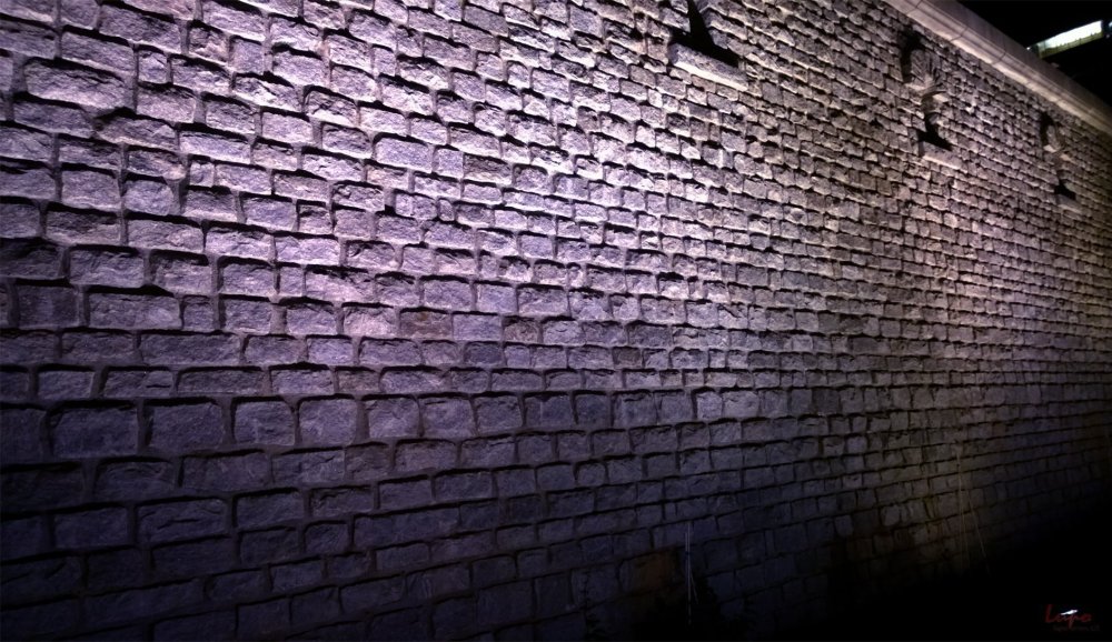Черный кирпич стена