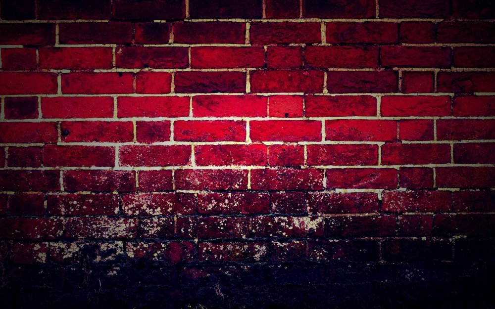 Красная кирпичная стена