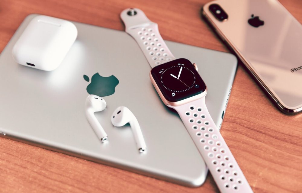 Умные часы на столе