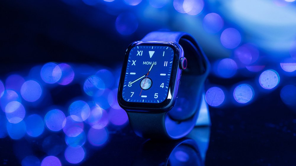 Умные часы на черном фоне