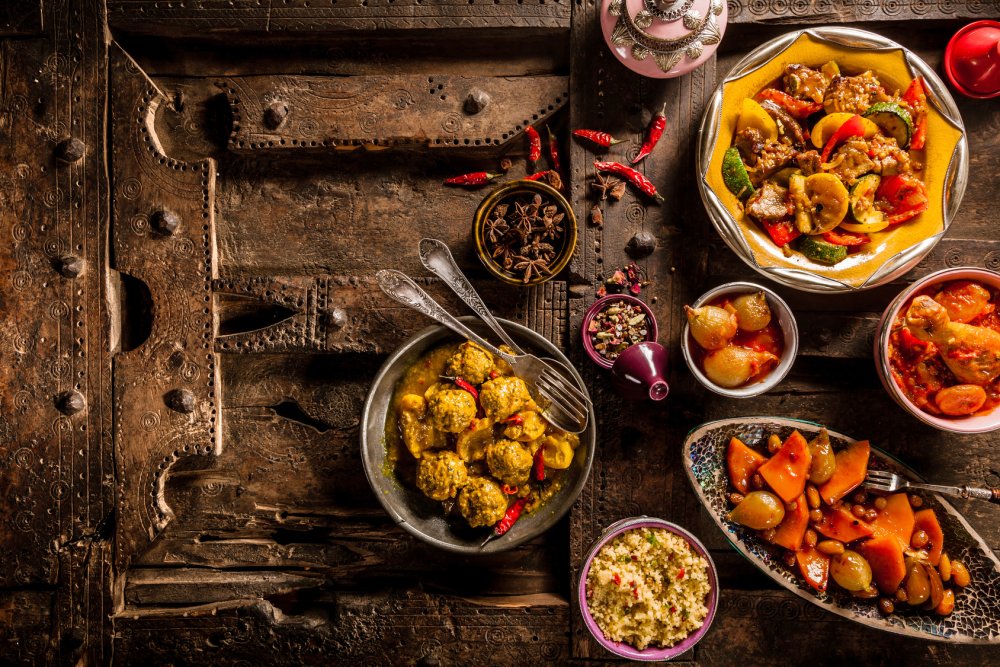 Восточная еда на деревянном столе