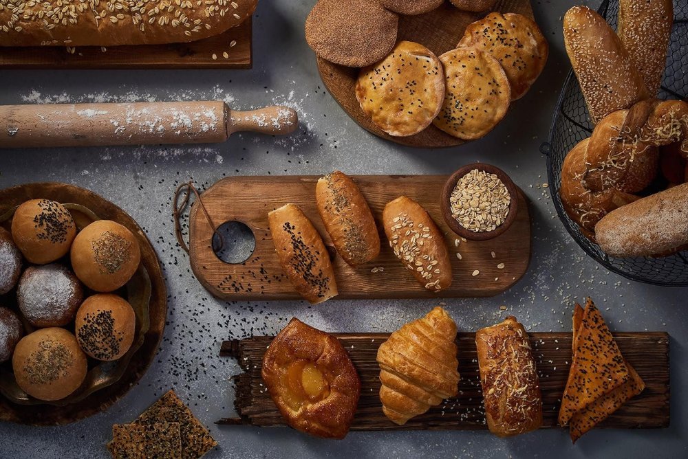 Хлеб на деревянном фоне