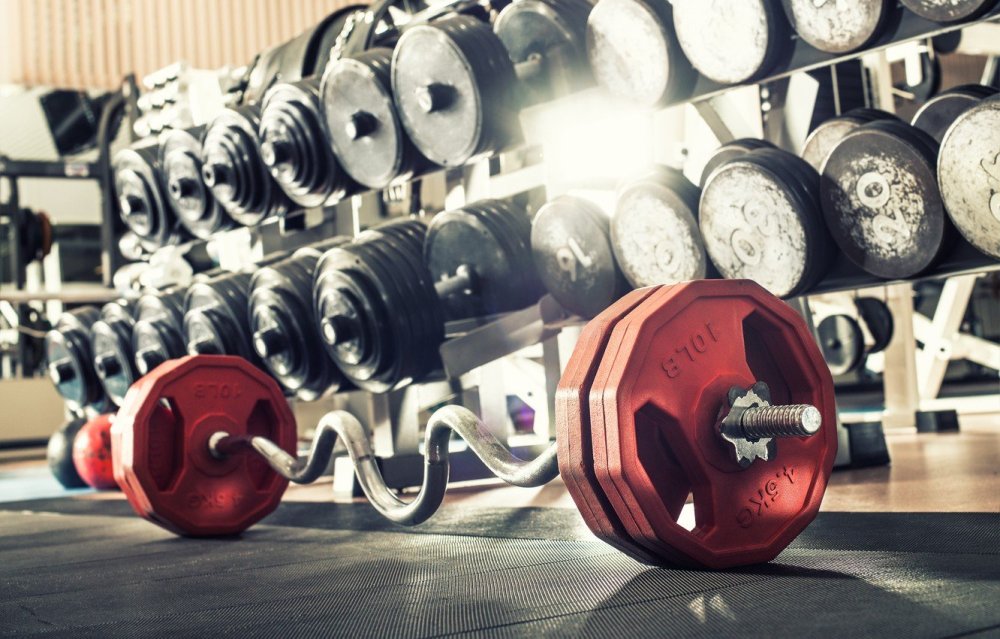 Гантели в спортзале