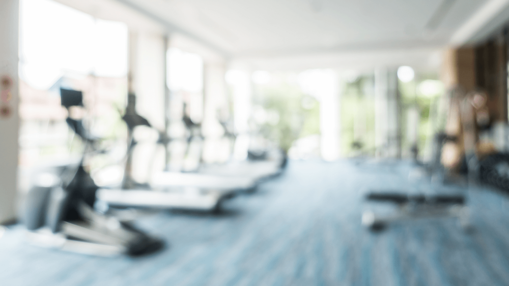 Фитнес зал размытый