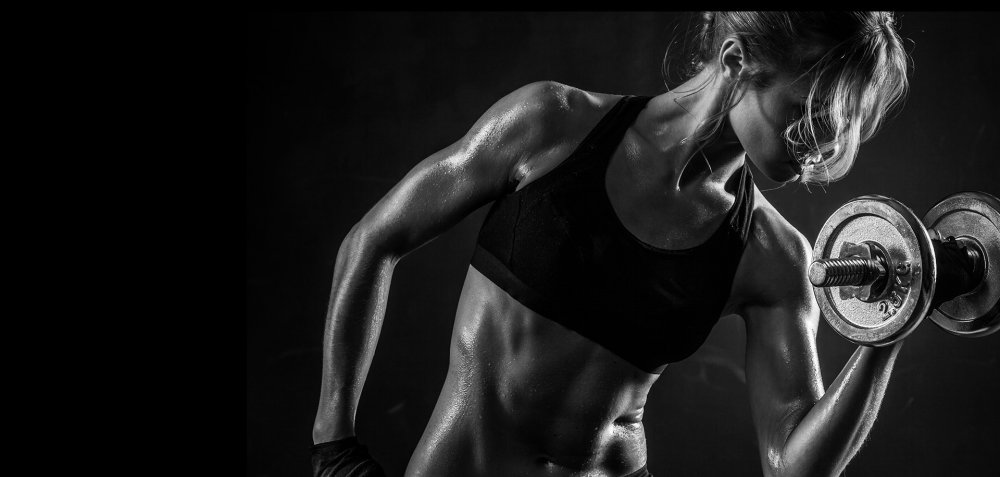 Фитнес девушка на черном фоне