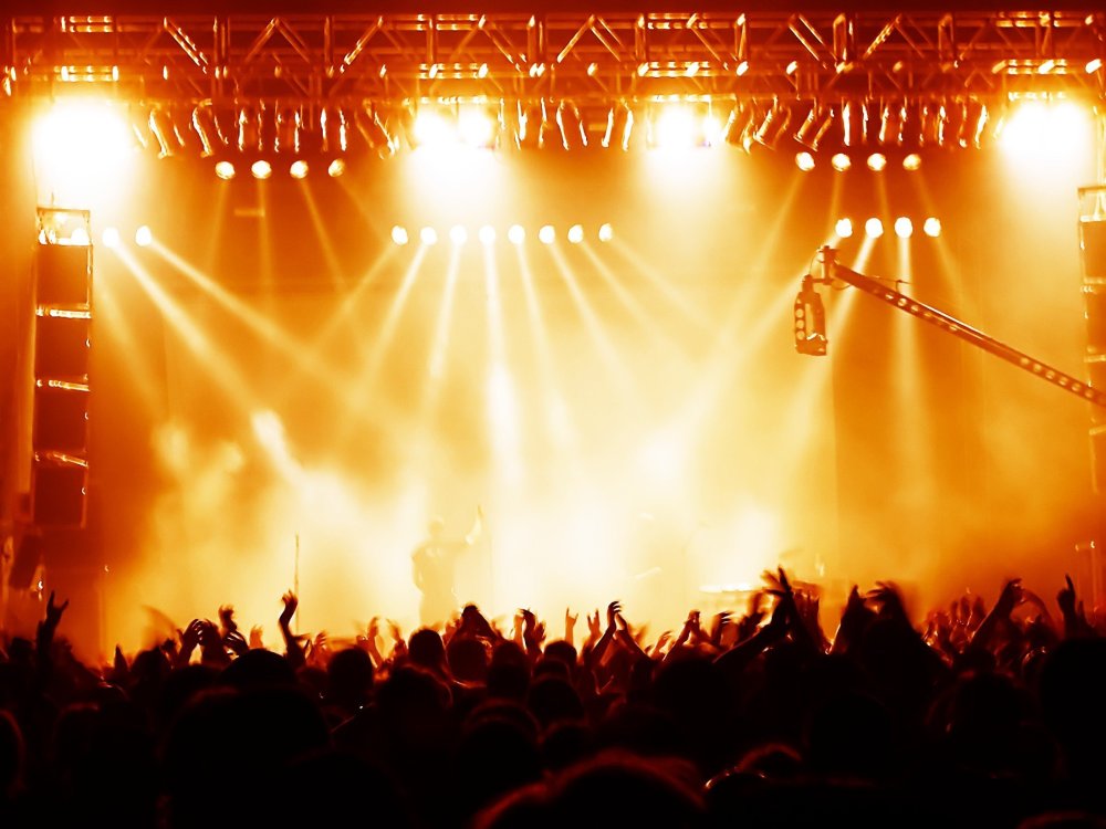 Рок концерт сцена