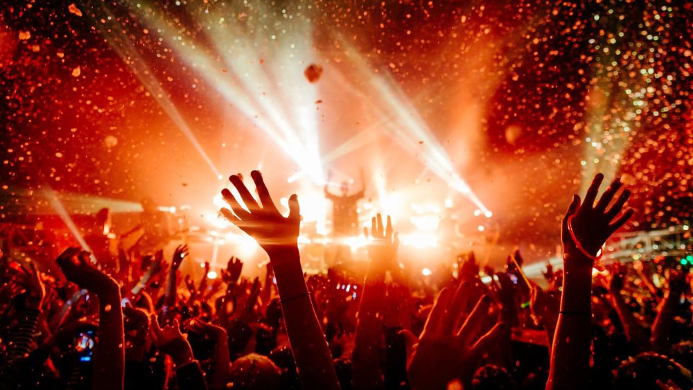 Сцена с публикой