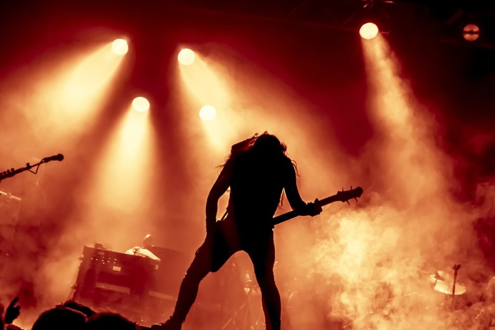 Электро гитаристы на сцене