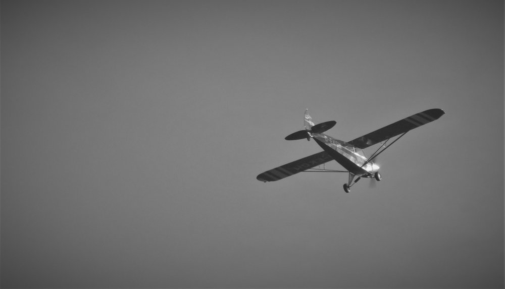 Самолет на черном фоне