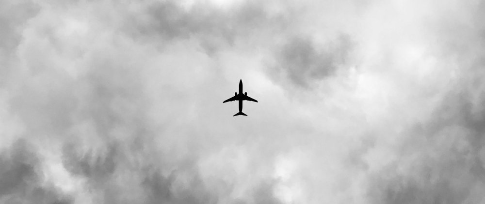 Самолет в небе черно белое