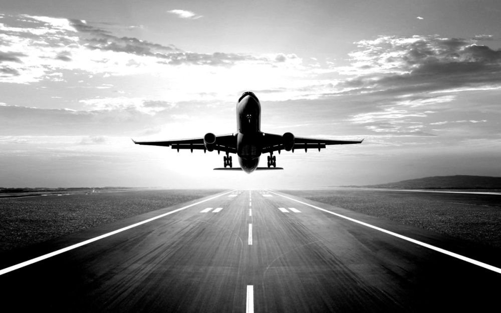 Самолет на взлетнопм полос