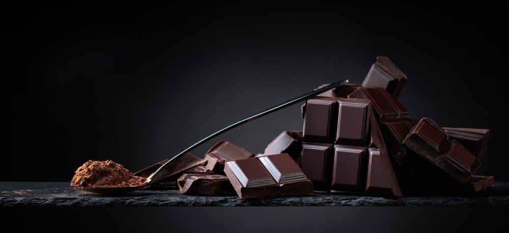 Темный шоколад на темном фоне