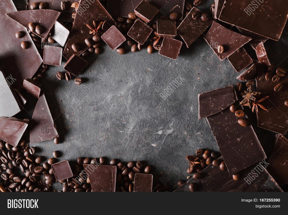 Плитка шоколада на черном фоне