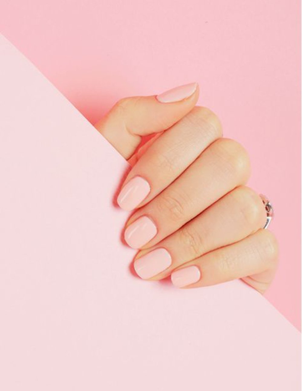 Маникюр на розовом фоне