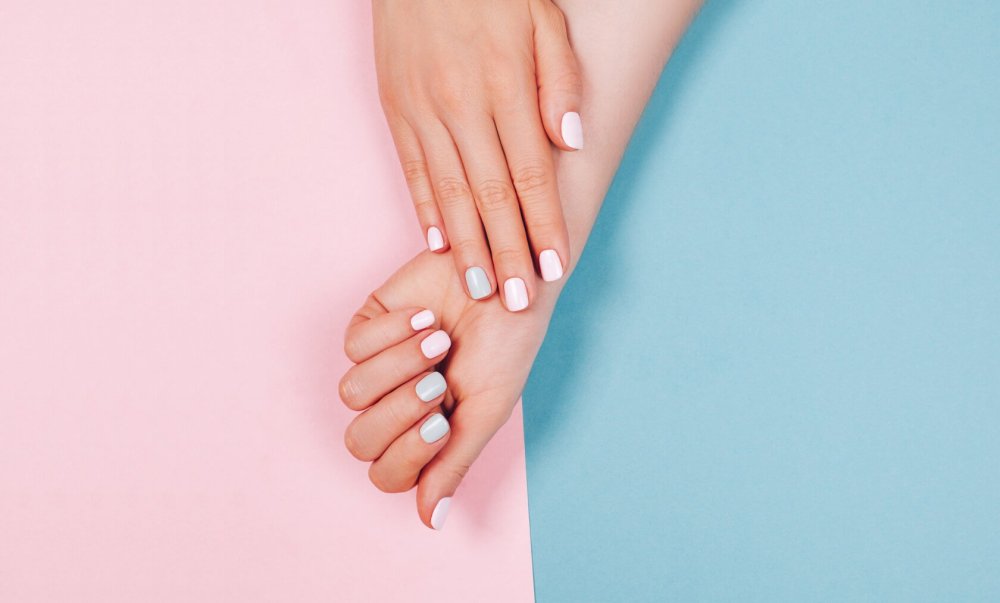 Рука с ногтями