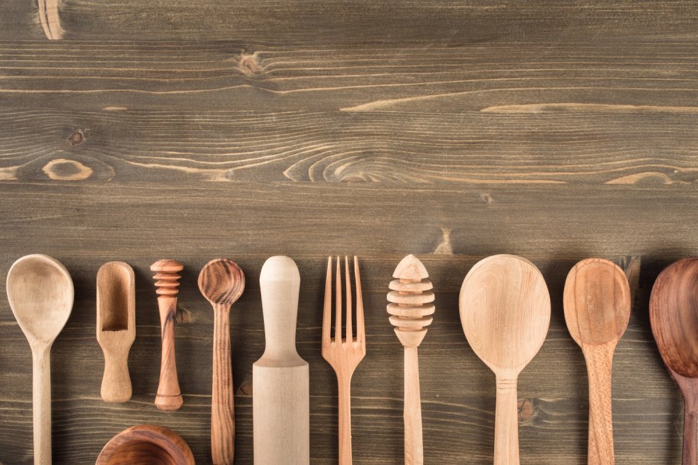 Посуда на деревянном фоне