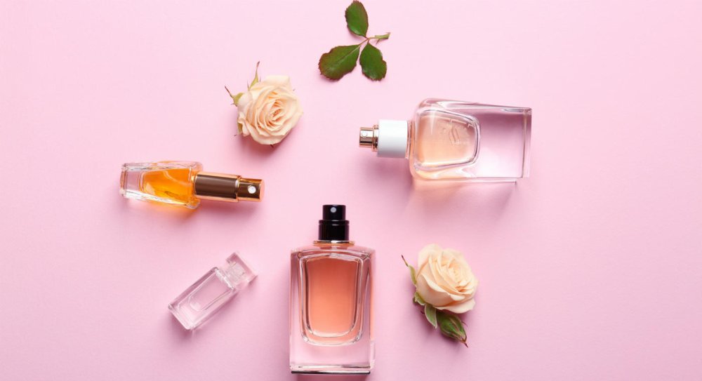 Духи на розовом фоне