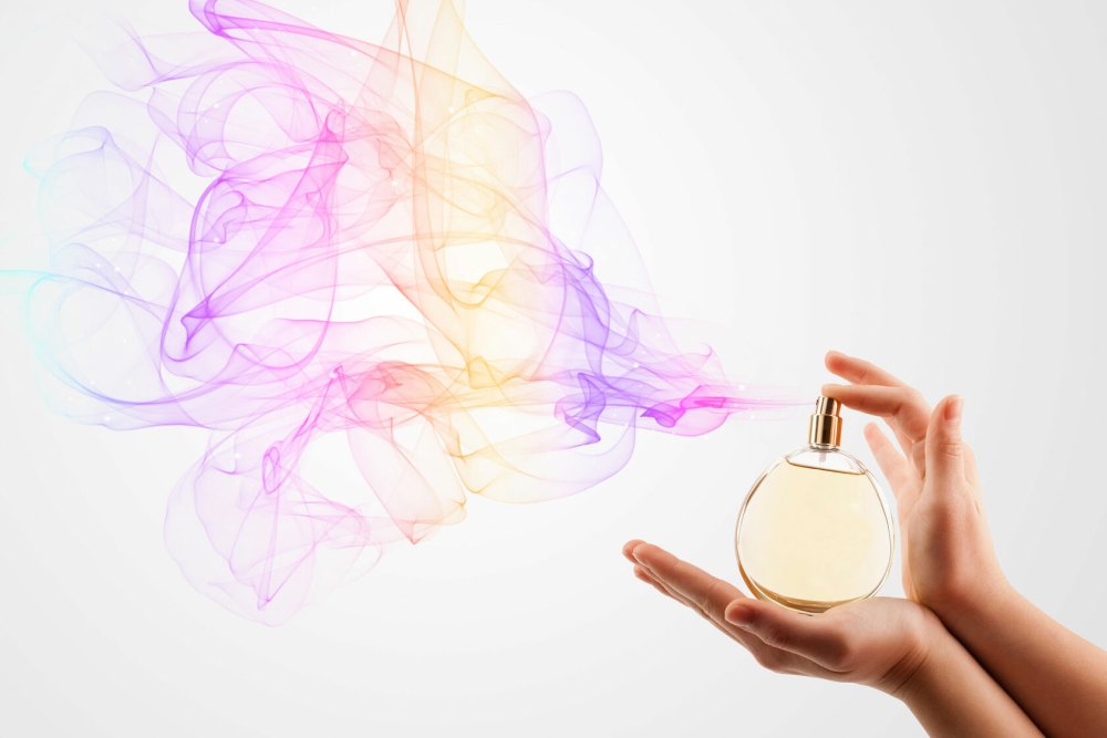 Распыляет духи