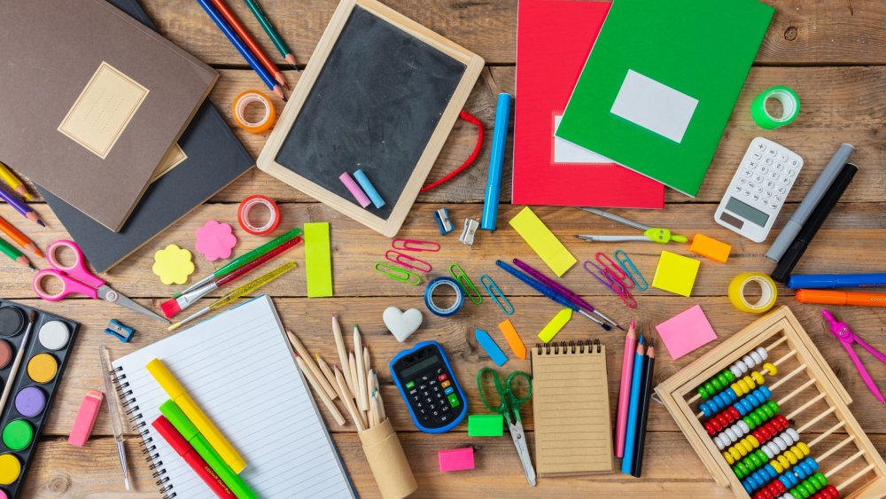 Школьные принадлежности композиция