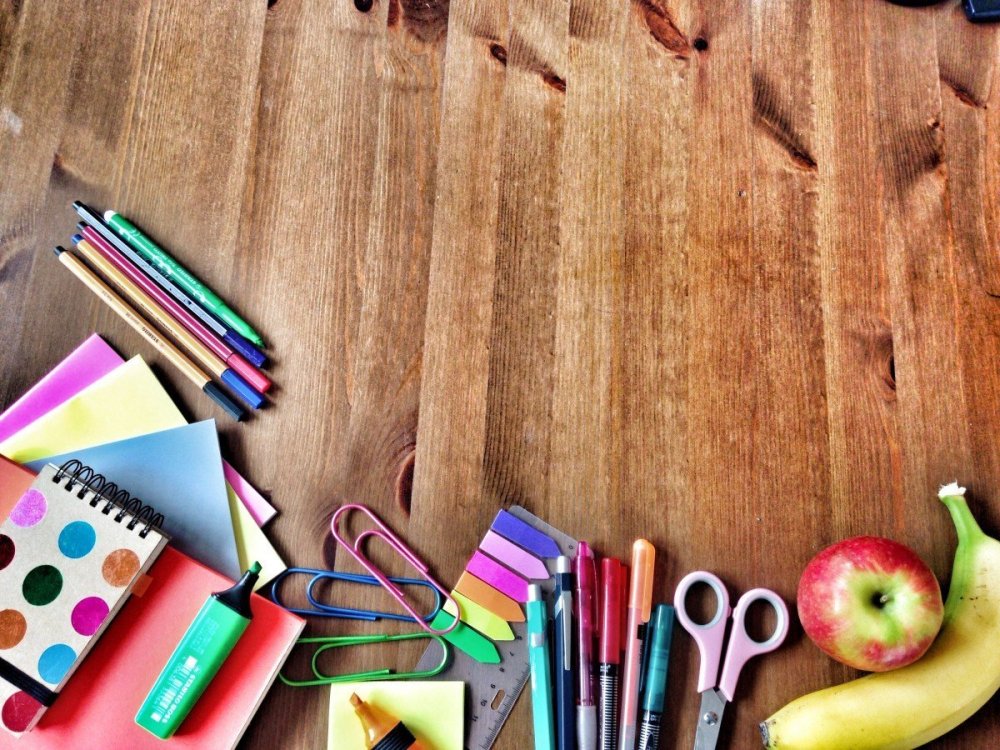 Канцелярия на столе