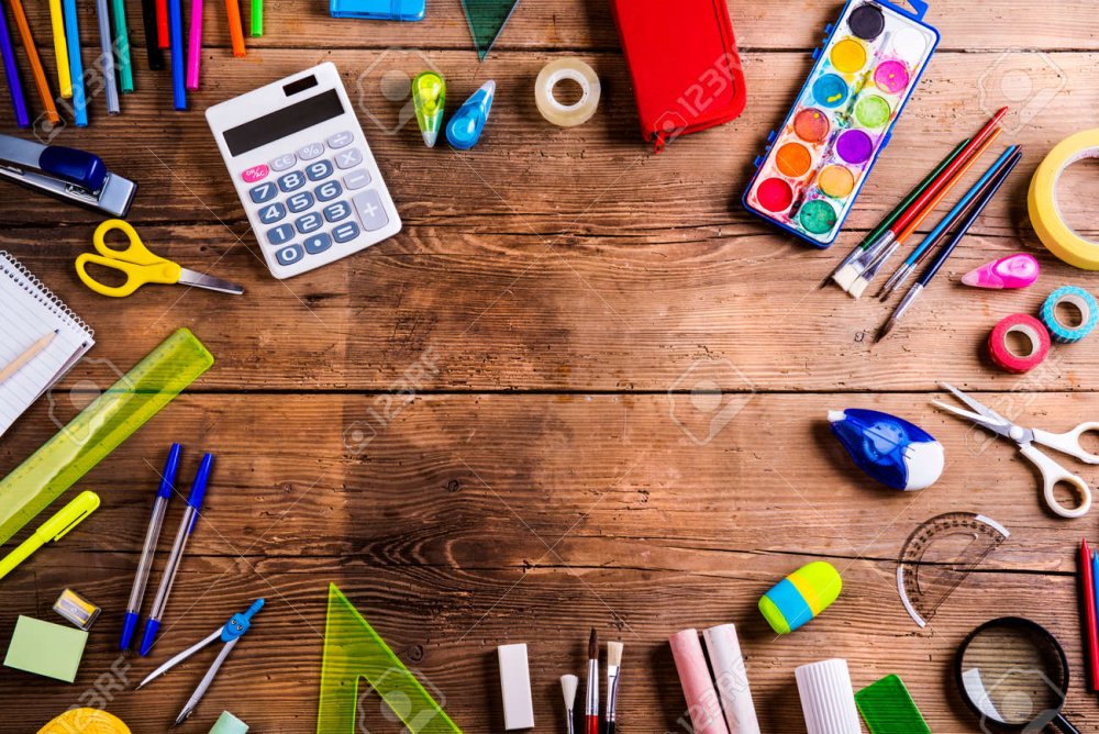 Школьные принадлежности на столе сверху