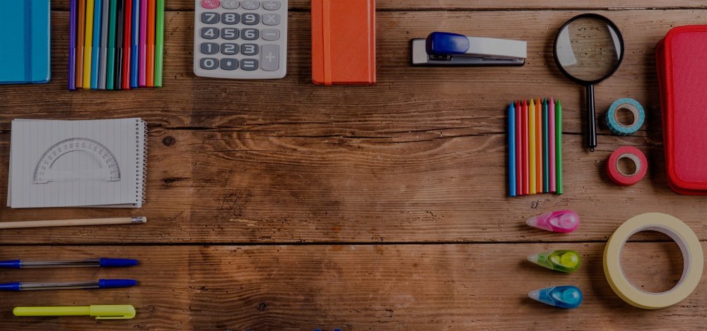 Школьные принадлежности на столе