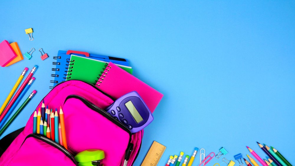 Канцелярия на голубом фоне