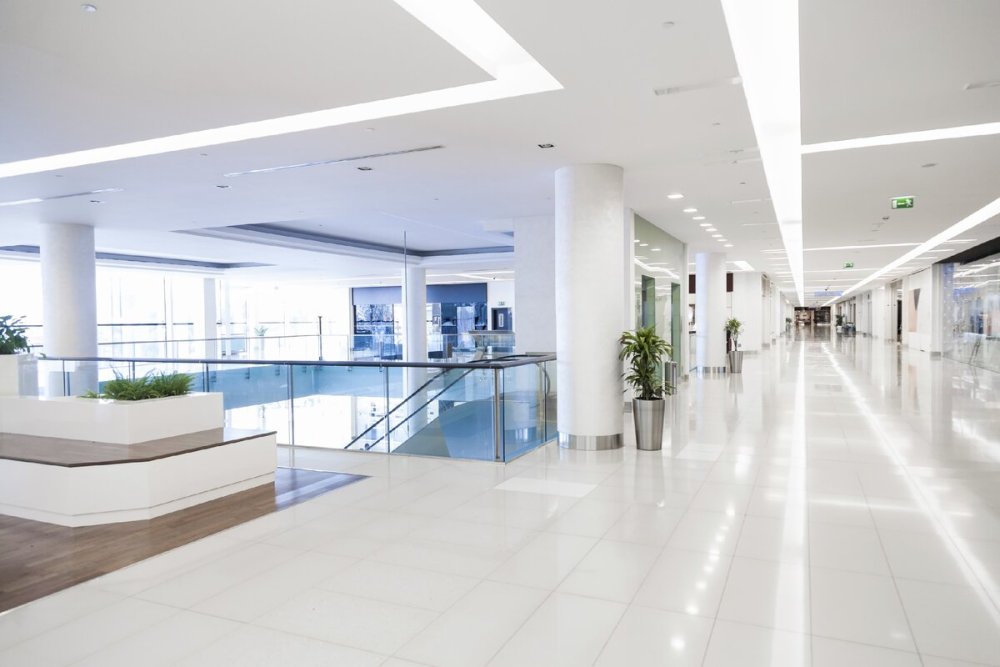 Пустой торговый центр внутри