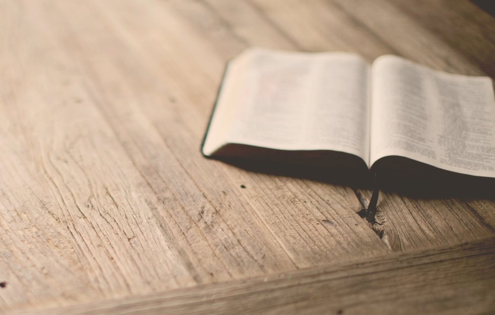 Библия на фоне неба