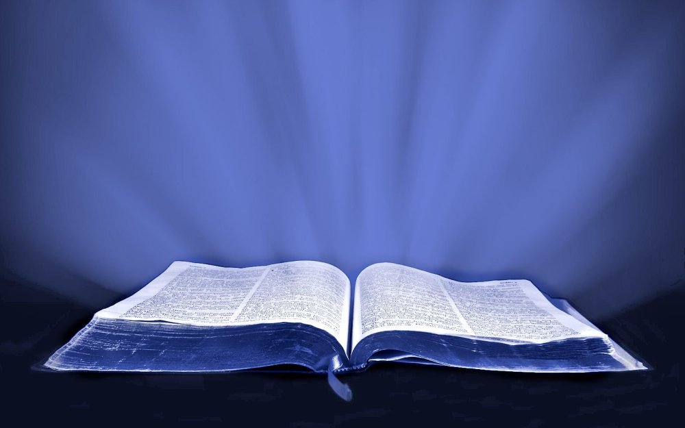 Библия на черном фоне