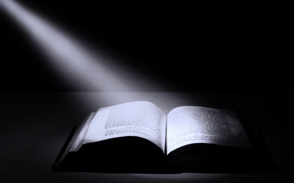 Библия на темном фоне
