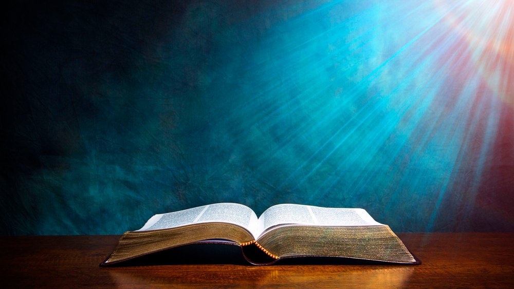 Библия на фоне неба