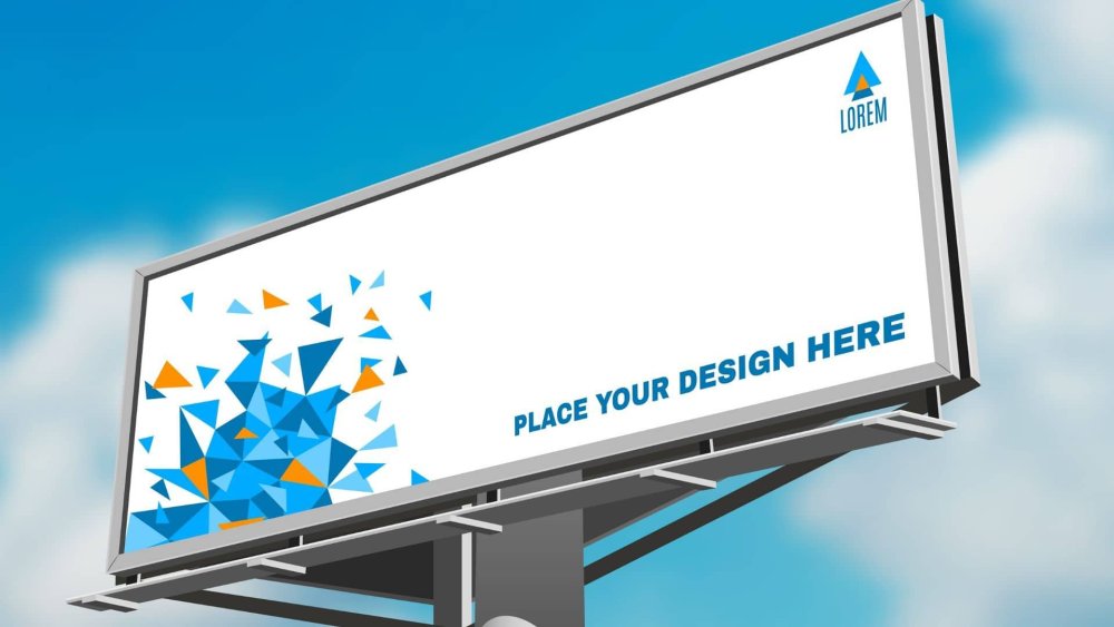 Рекламный щит на фоне неба