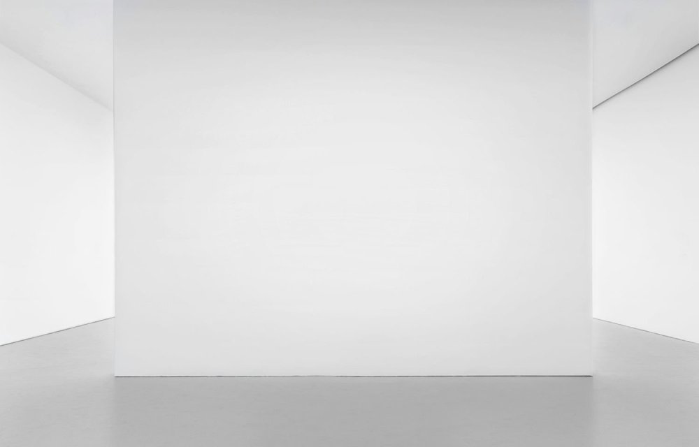 Пустая белая стена