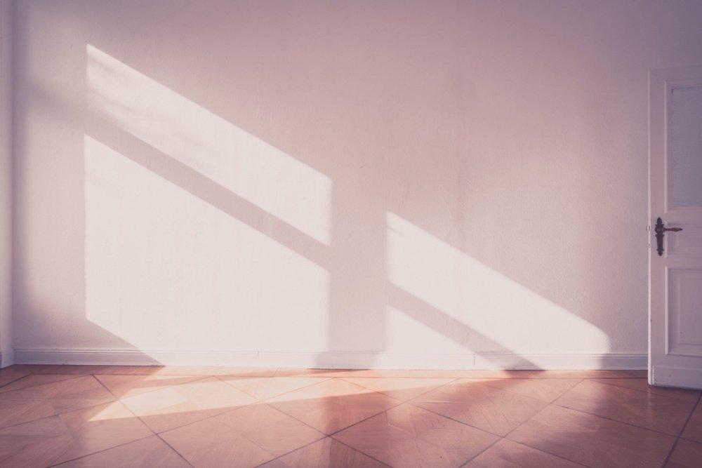 Свет от окна на стене