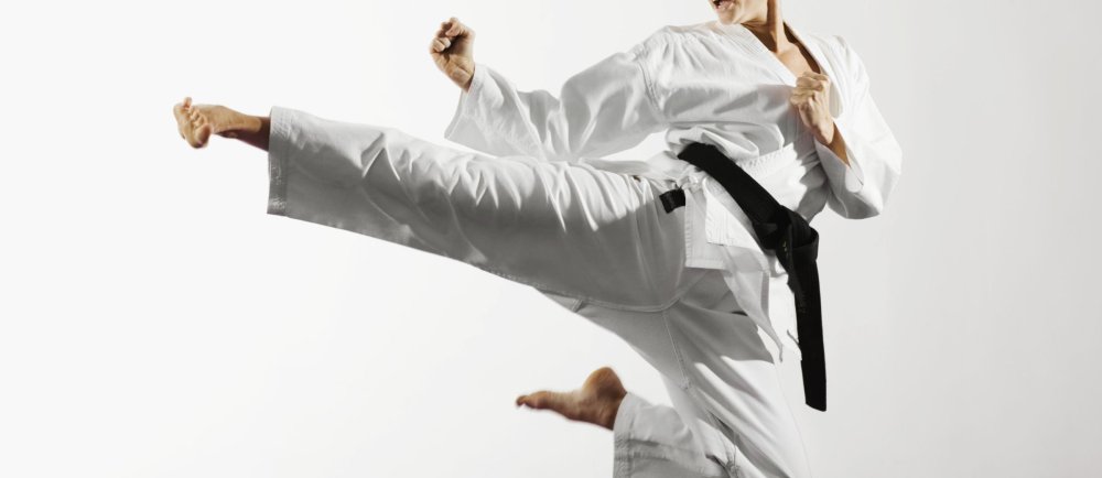 Каратэ на черном фоне