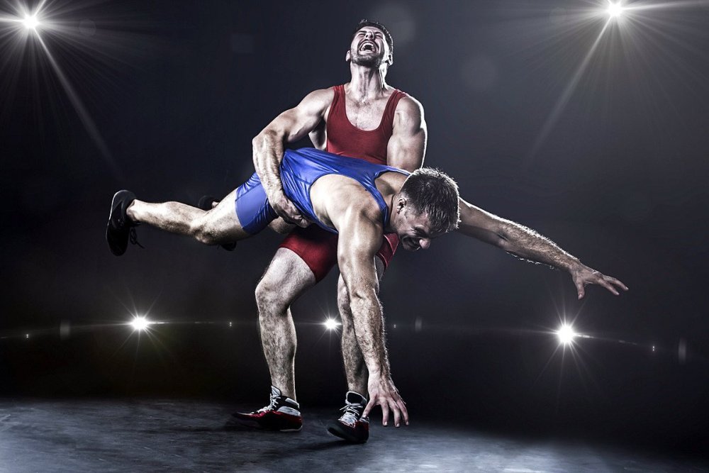 Борцы на темном фоне