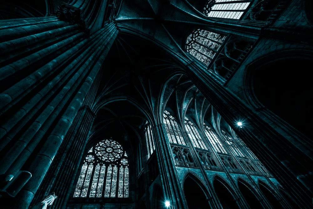 Готический собор интерьер полутьма
