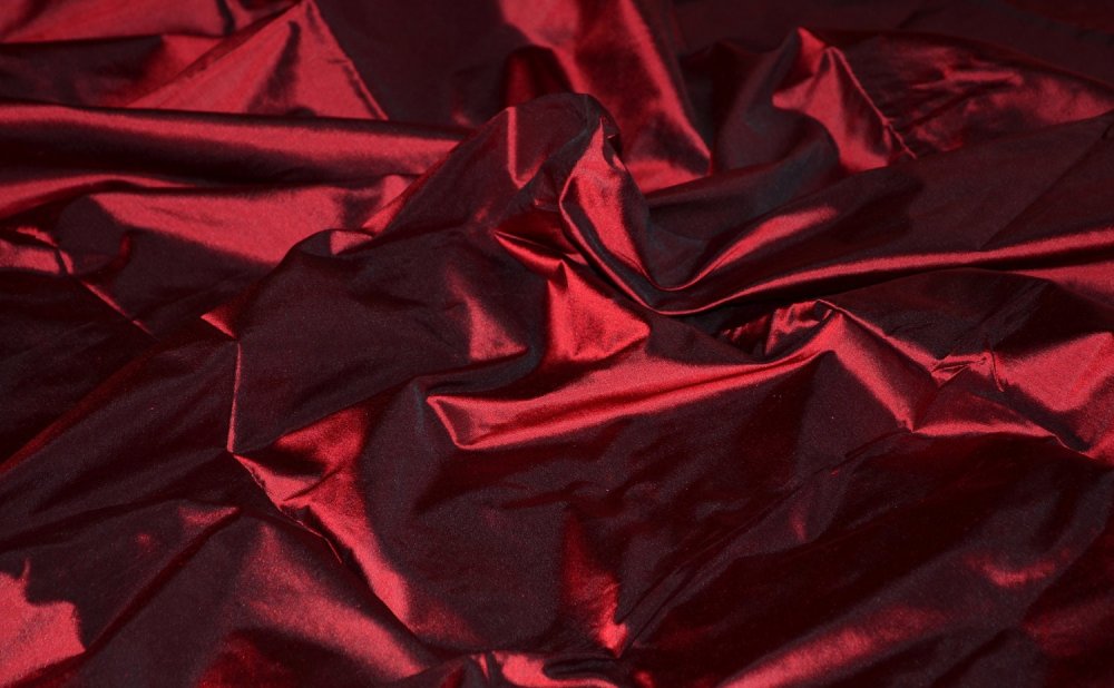 Бордовый атлас