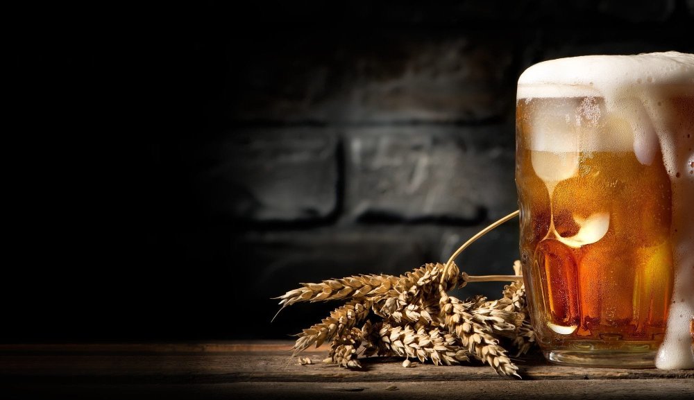 Пиво на черном фоне