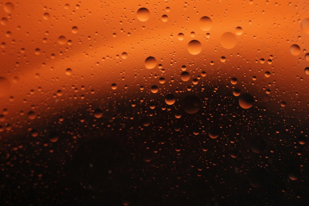 Пиво на темном фоне