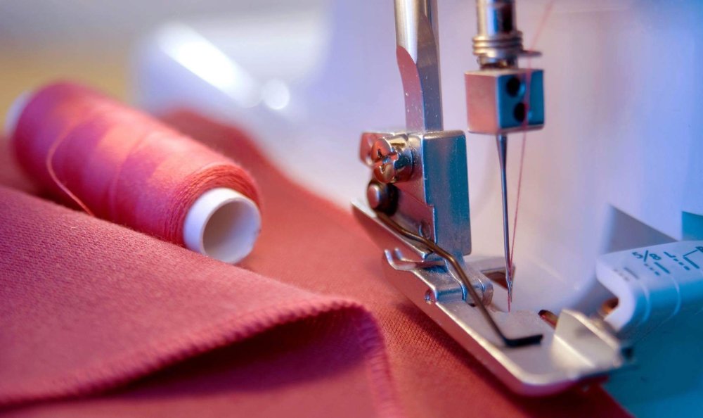 Швейная машинка с тканью